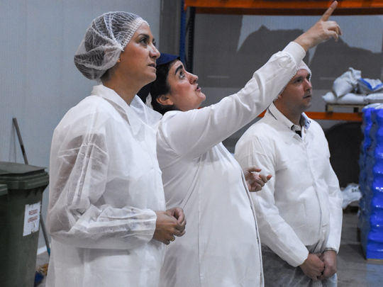 La Alcaldesa Patricia Fernández visita la empresa de fabricación de especias ‘Omega Spice, SL’ después de su remodelación.
